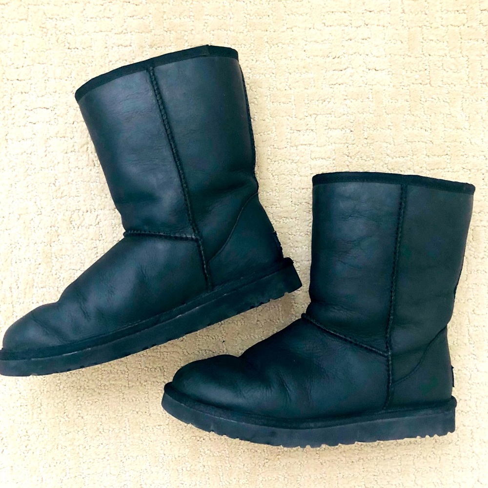 Women’s black Ugg’s